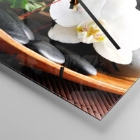 Clock face with lines