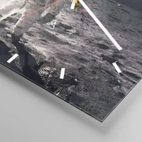 Clock face with lines