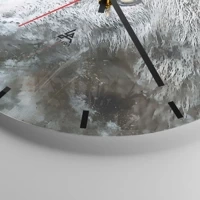 Clock face with lines