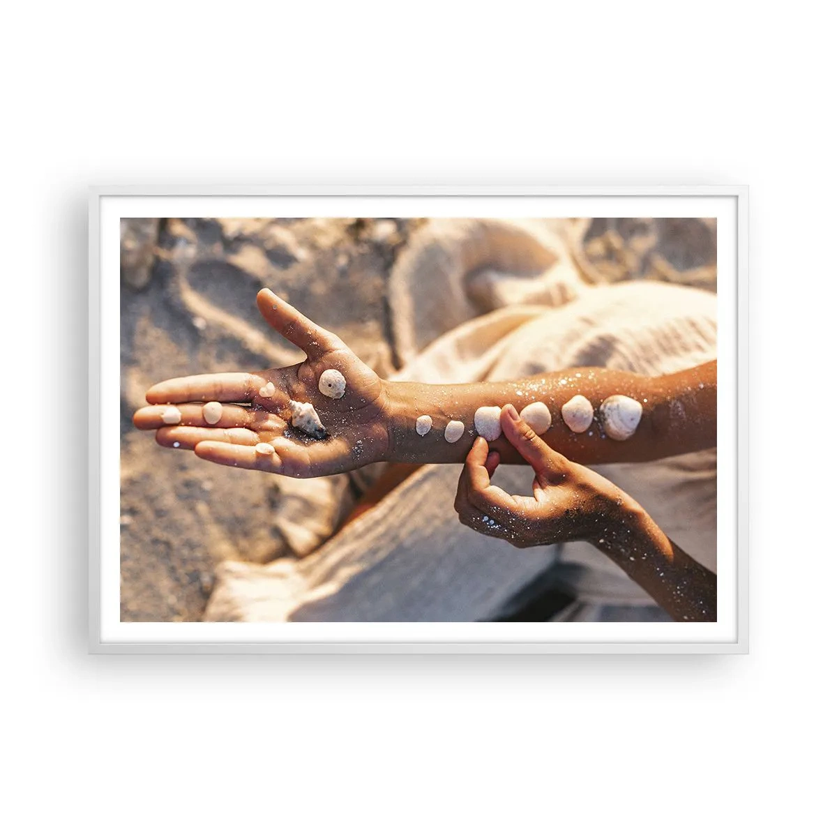 Poster in white frmae - Beauty at Hand - 100x70 cm