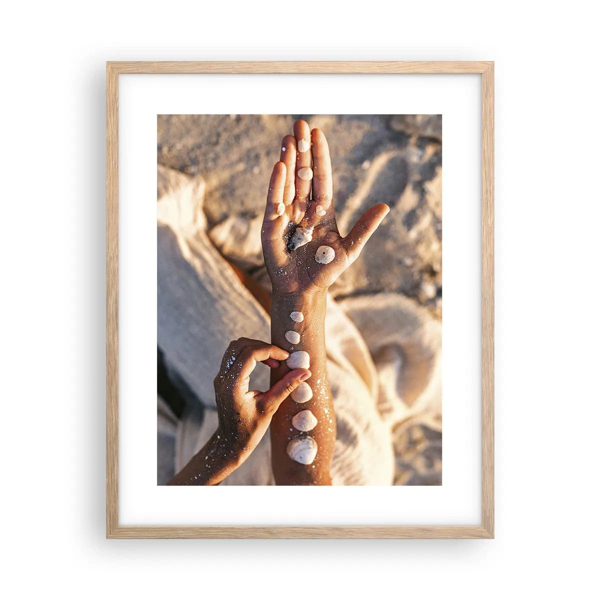 Poster in light oak frame - Beauty at Hand - 40x50 cm