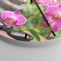 Clock face with lines