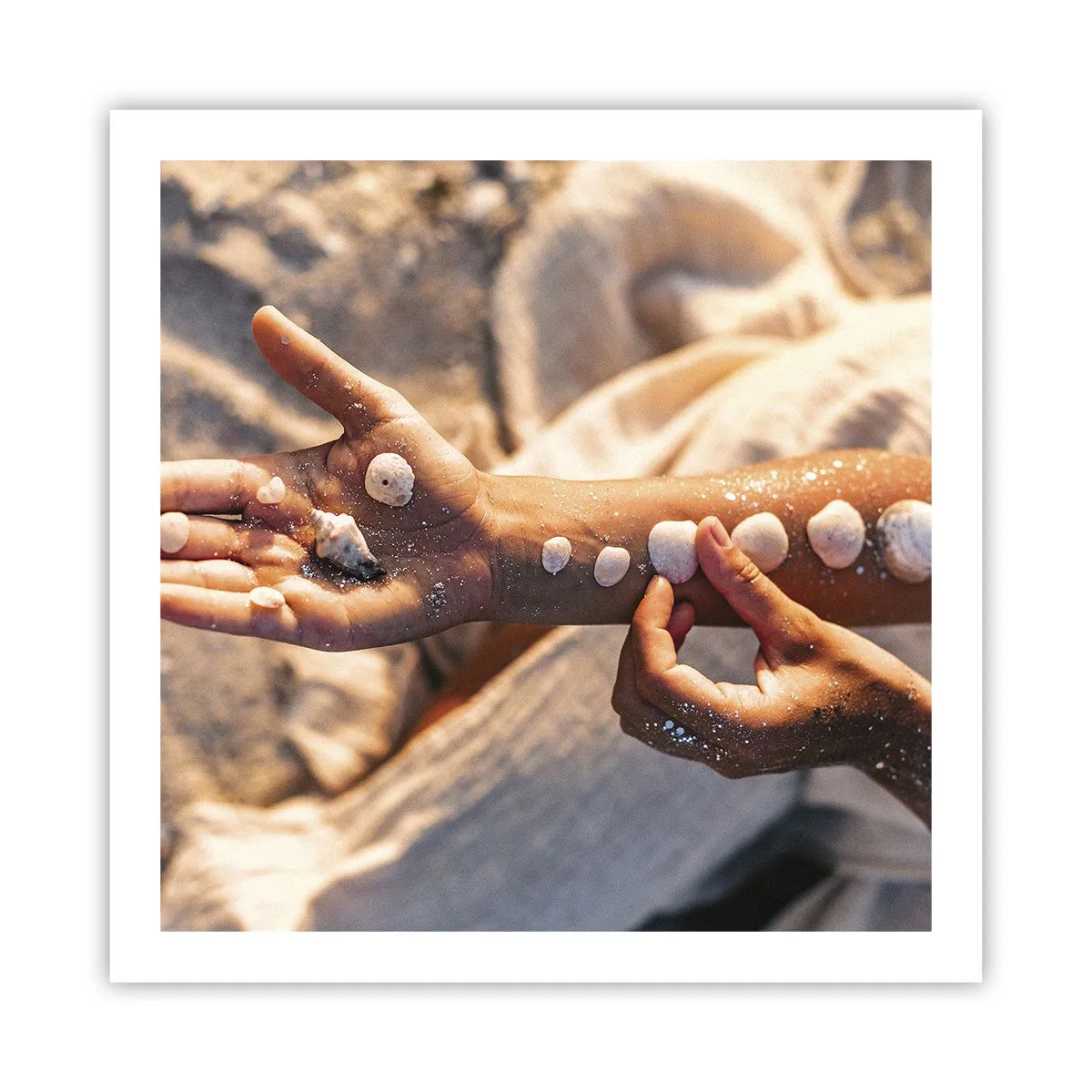 Poster - Beauty at Hand - 60x60 cm