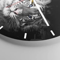 Clock face with lines