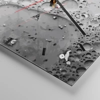 Clock face with lines