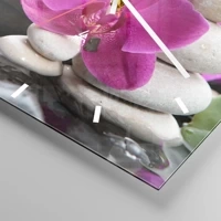 Clock face with lines