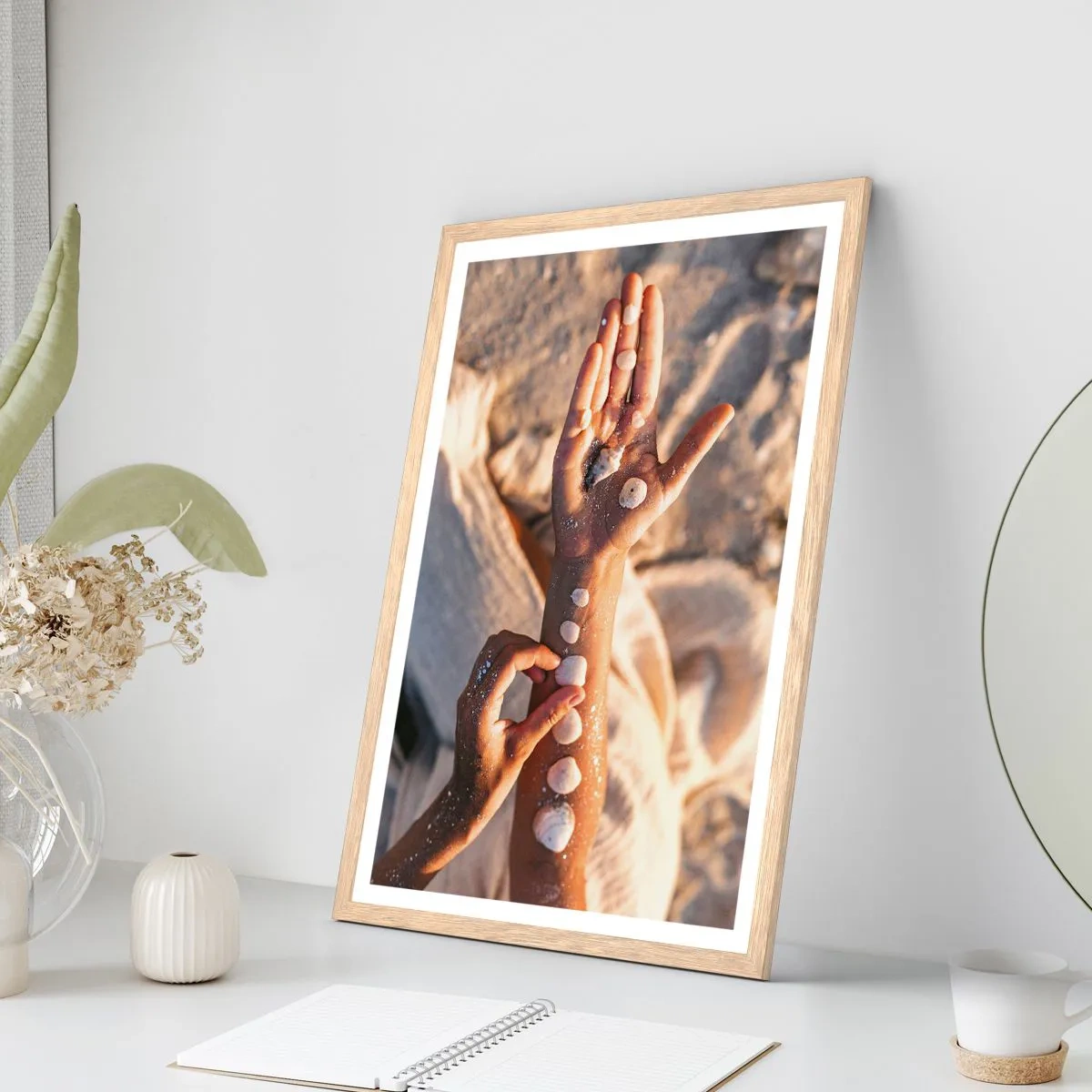 Poster in light oak frame - Beauty at Hand - 40x50 cm