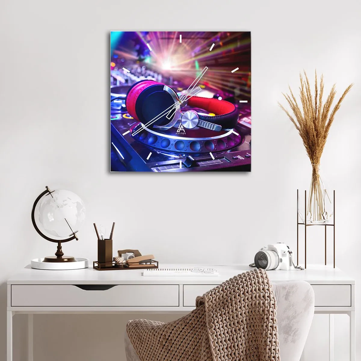 Wall clock - Clock on glass - Get on the Floor - 30x30 cm