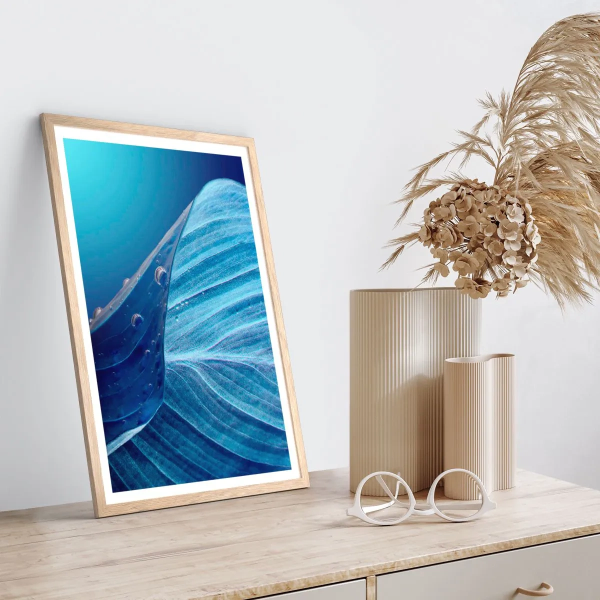 Poster in light oak frame - Hidden Drops of Blue - 40x50 cm