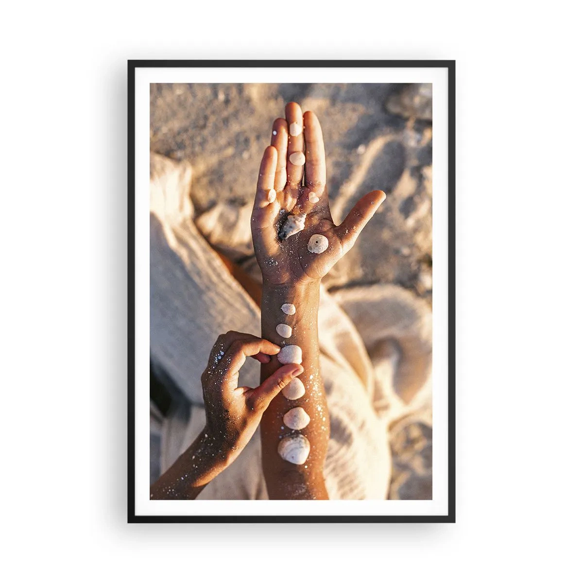 Poster in black frame - Beauty at Hand - 70x100 cm