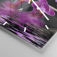 Clock face with lines