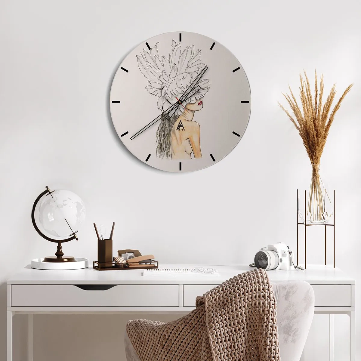 Wall clock - Clock on glass - Crowned Beauty - 40x40 cm