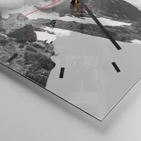 Clock face with lines