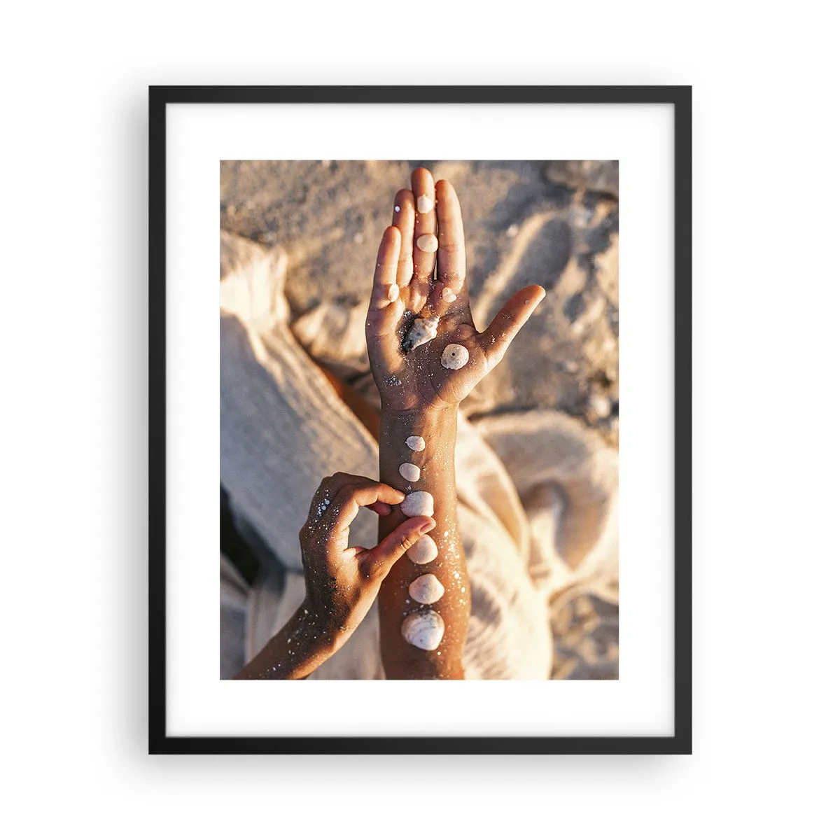 Poster in black frame - Beauty at Hand - 40x50 cm