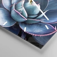 Clock face with lines