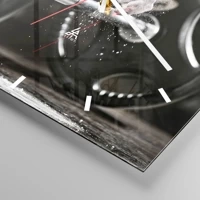 Clock face with lines