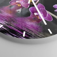 Clock face with lines