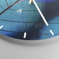 Clock face with lines