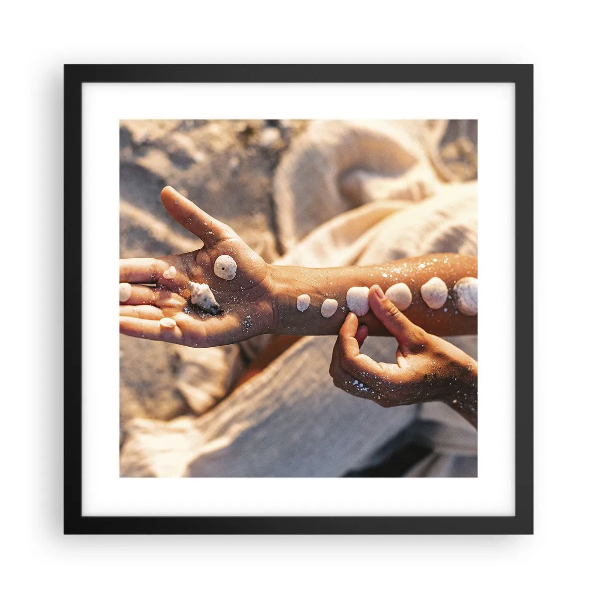 Poster in black frame - Beauty at Hand - 40x40 cm