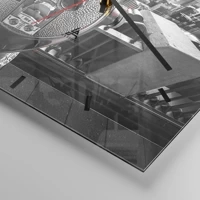 Clock face with lines