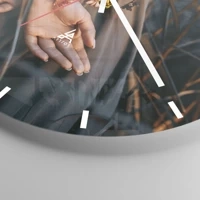 Clock face with lines