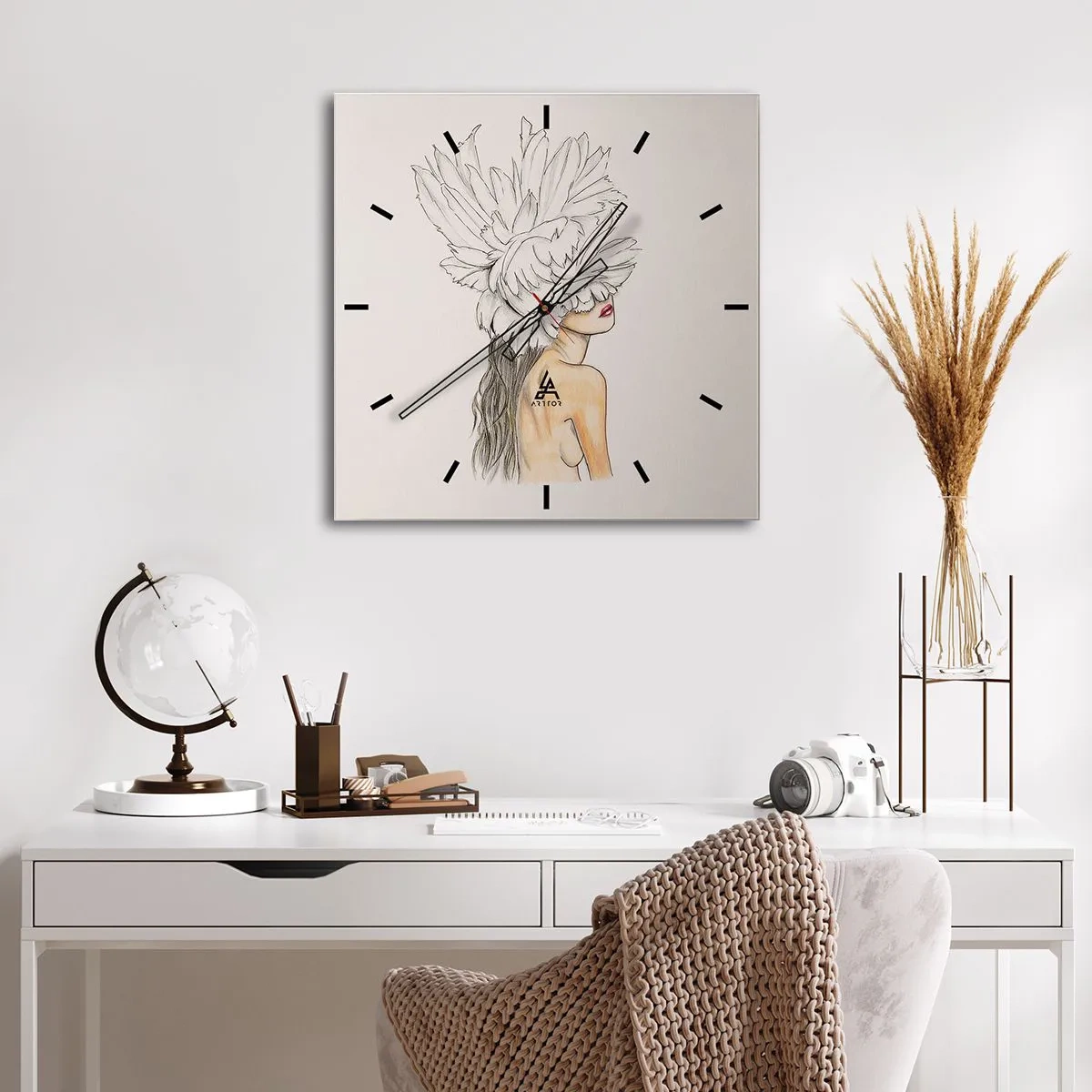 Wall clock - Clock on glass - Crowned Beauty - 40x40 cm