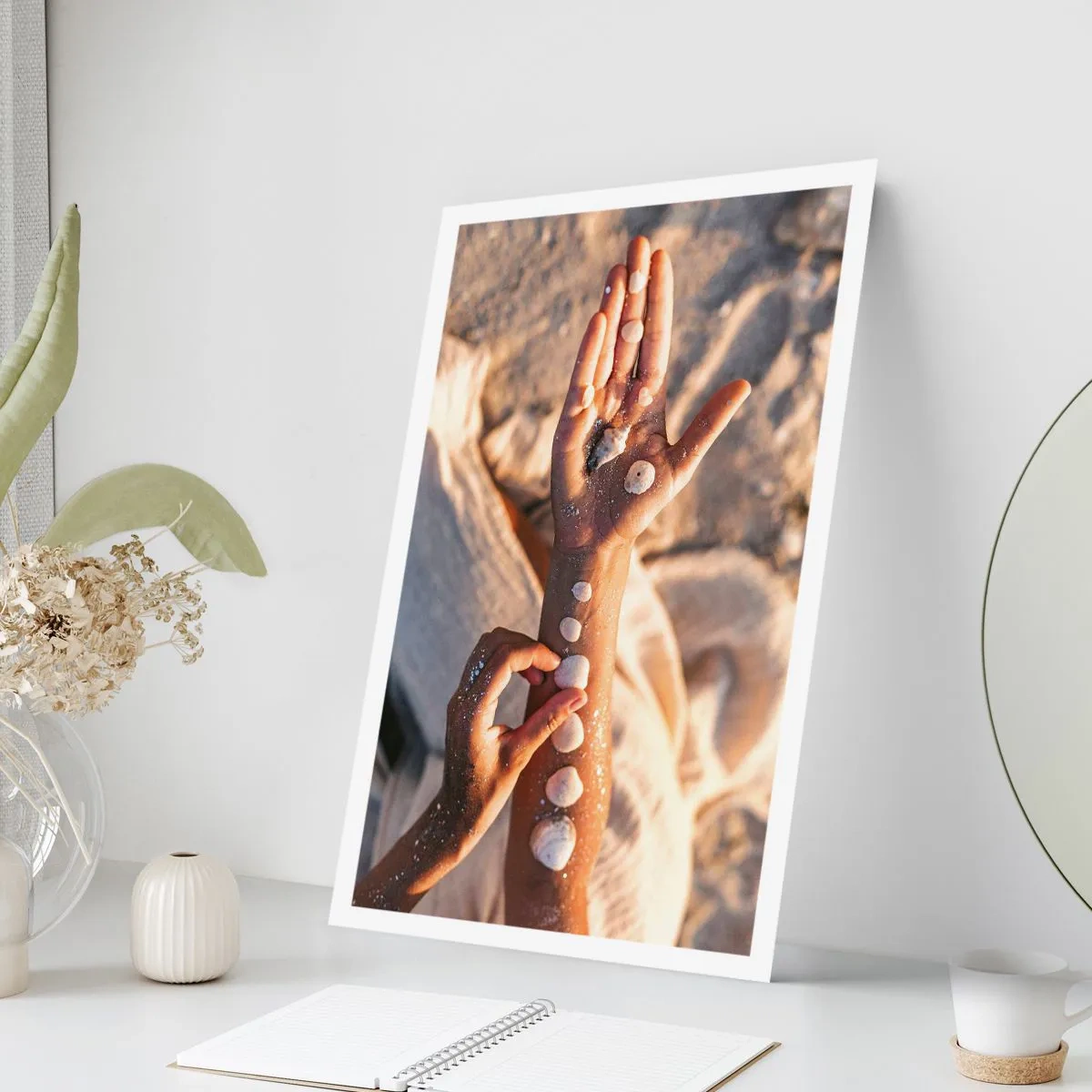 Poster - Beauty at Hand - 40x50 cm