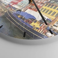 Clock face with lines