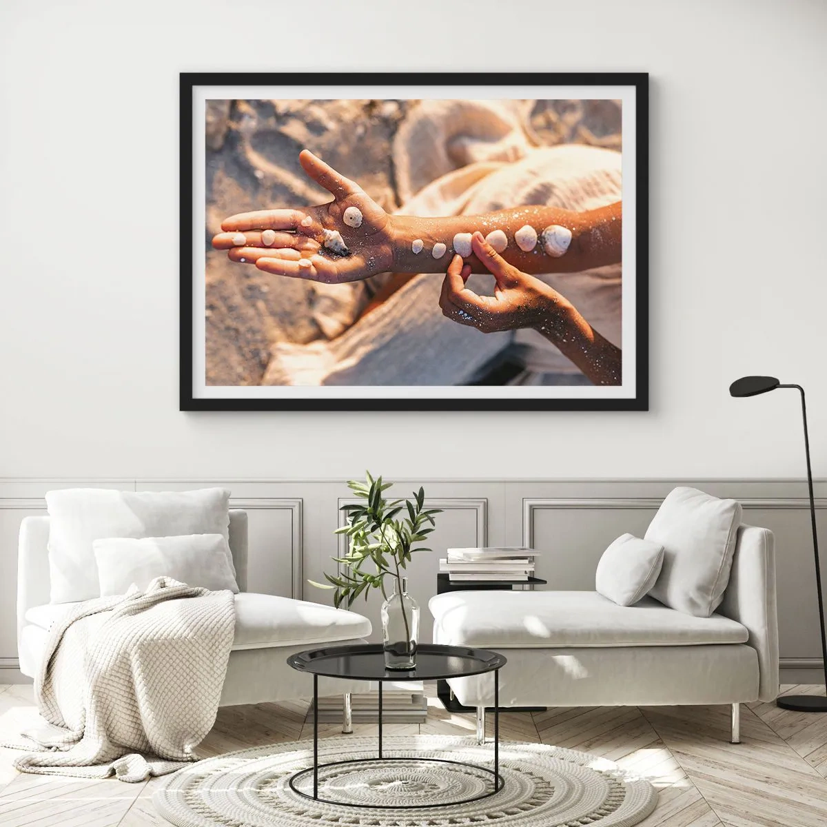 Poster in black frame - Beauty at Hand - 70x50 cm