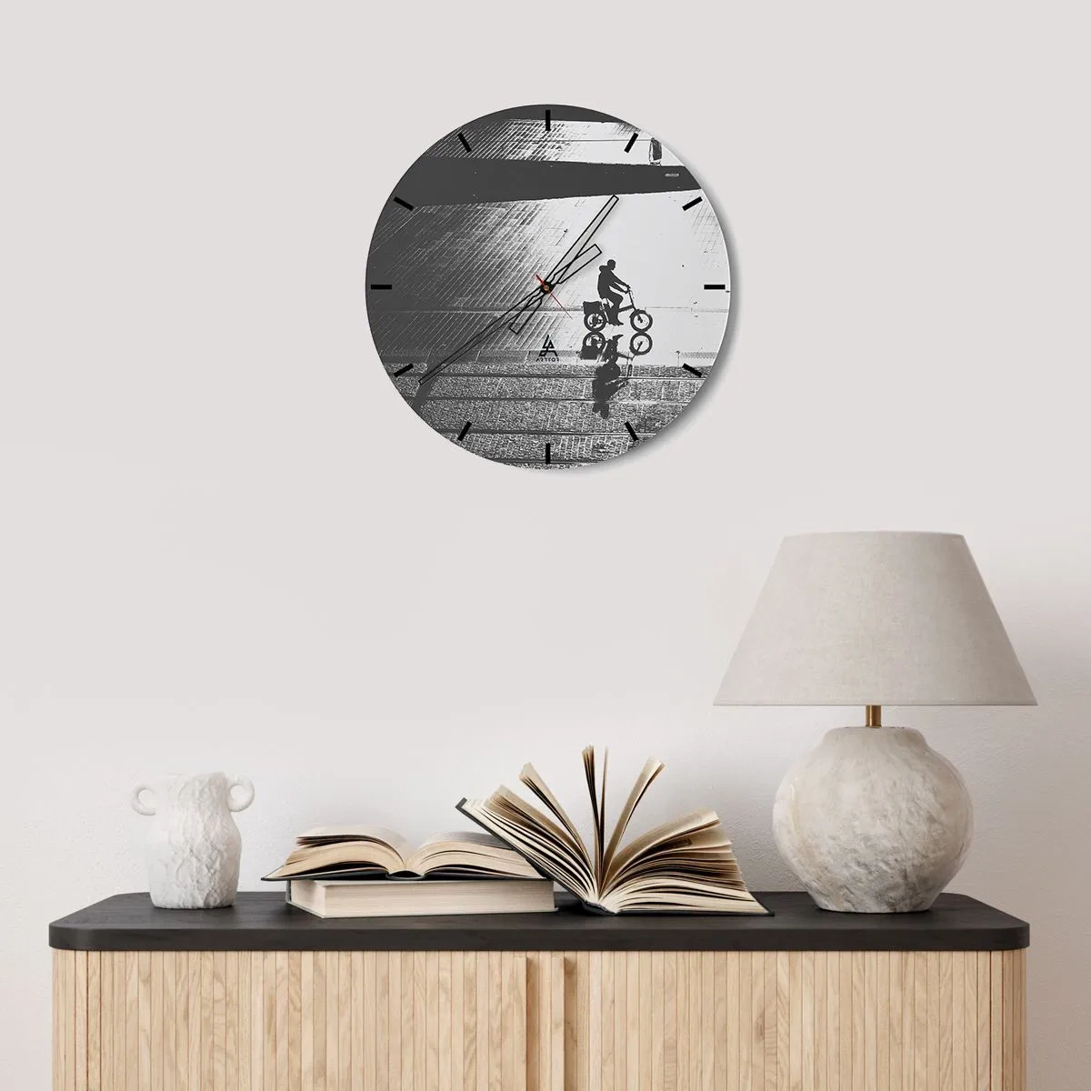 Wall clock - Clock on glass - Straight ahead, through the City - 40x40 cm