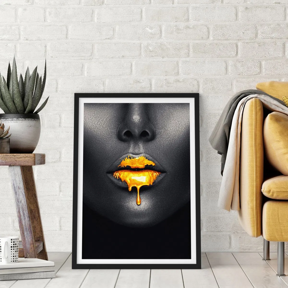 Poster in black frame - Golden Lips - 61x91 cm