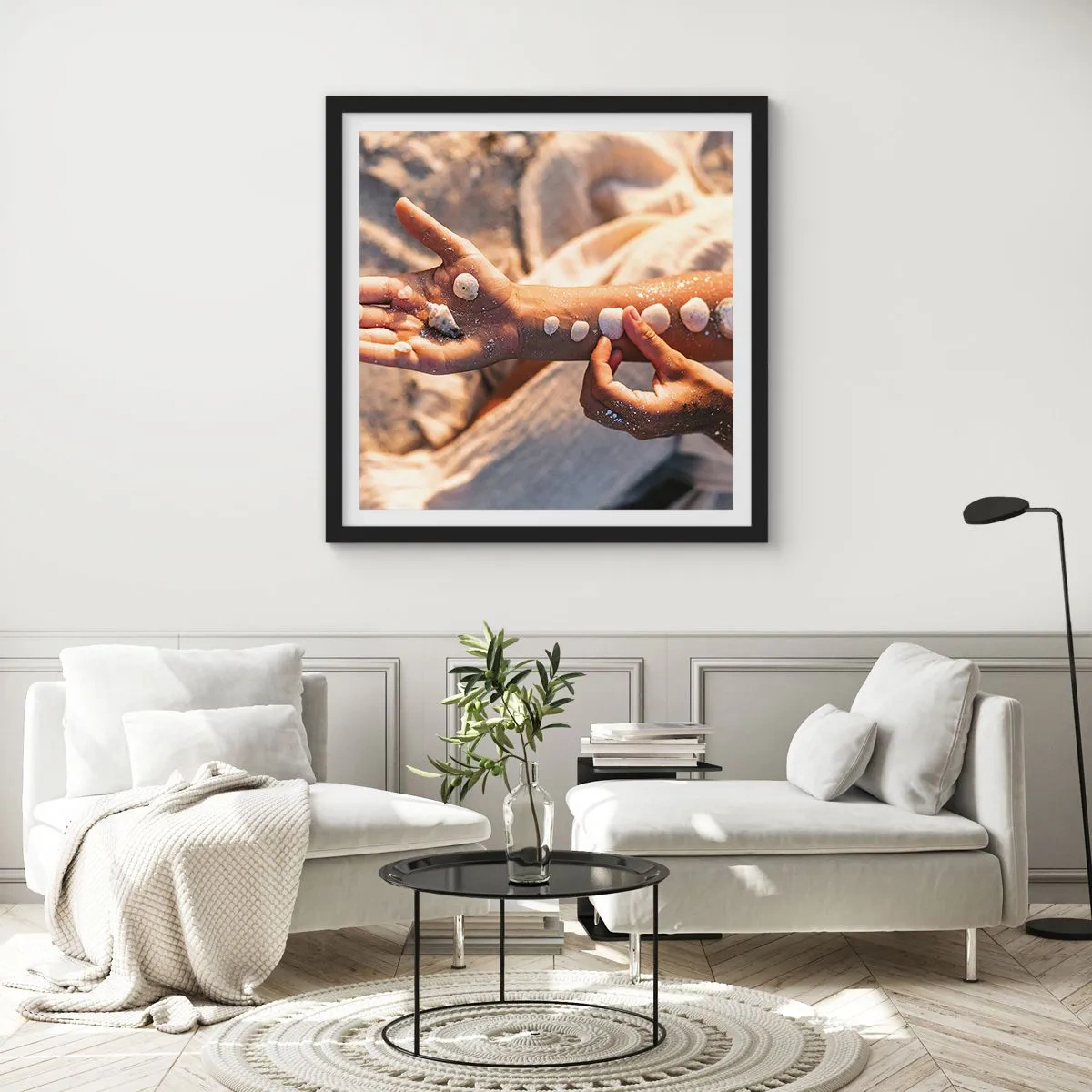 Poster in black frame - Beauty at Hand - 40x40 cm