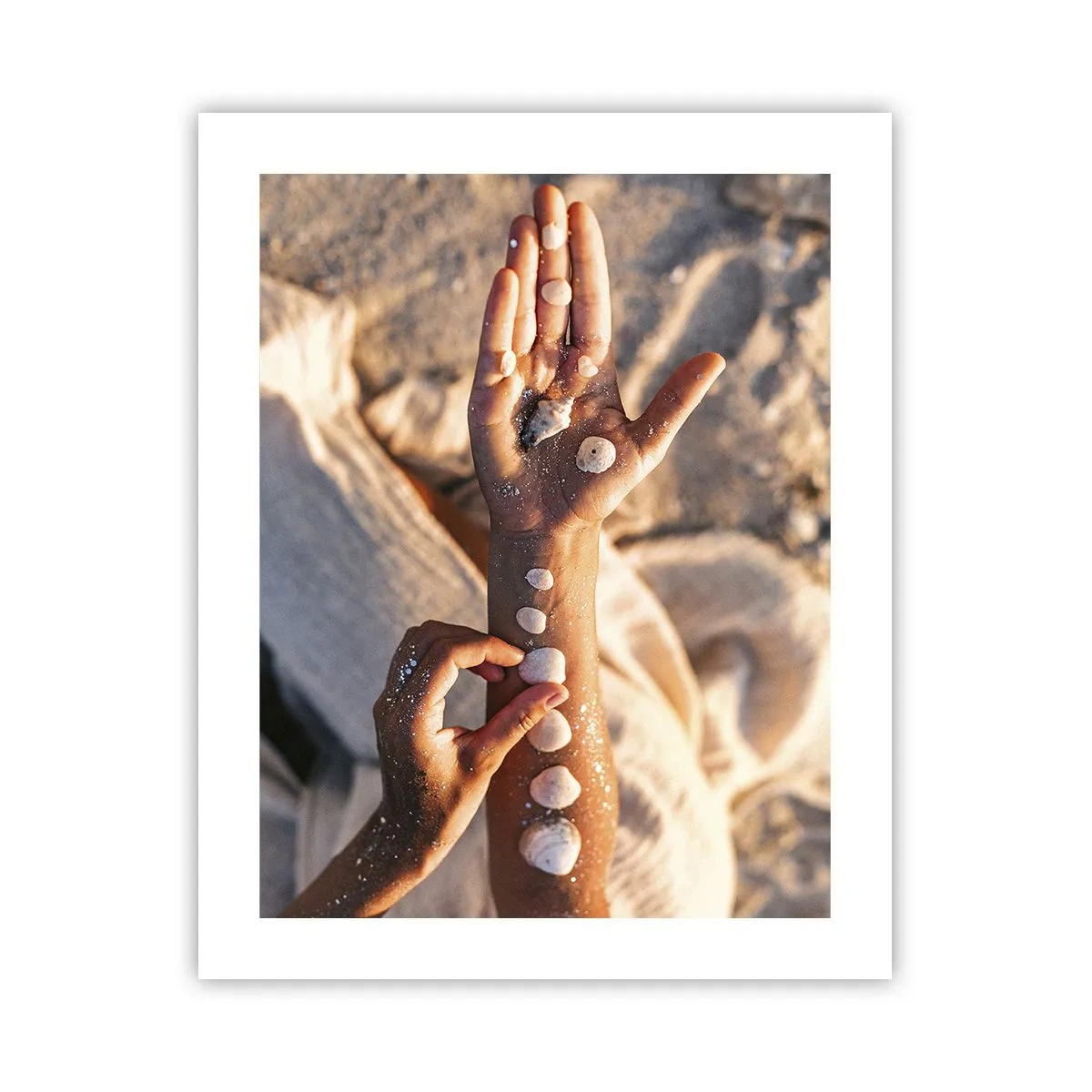 Poster - Beauty at Hand - 40x50 cm