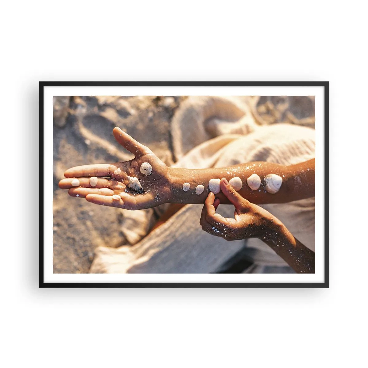 Poster in black frame - Beauty at Hand - 100x70 cm