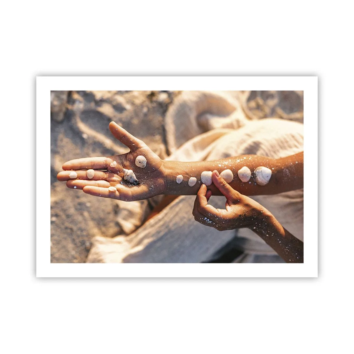 Poster - Beauty at Hand - 70x50 cm